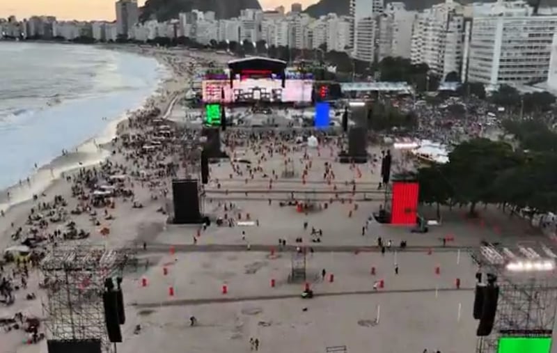Lady Gaga aún no aparece, pero sus fans ya hicieron del Copacabana Palace una pasarela de amor y locura.