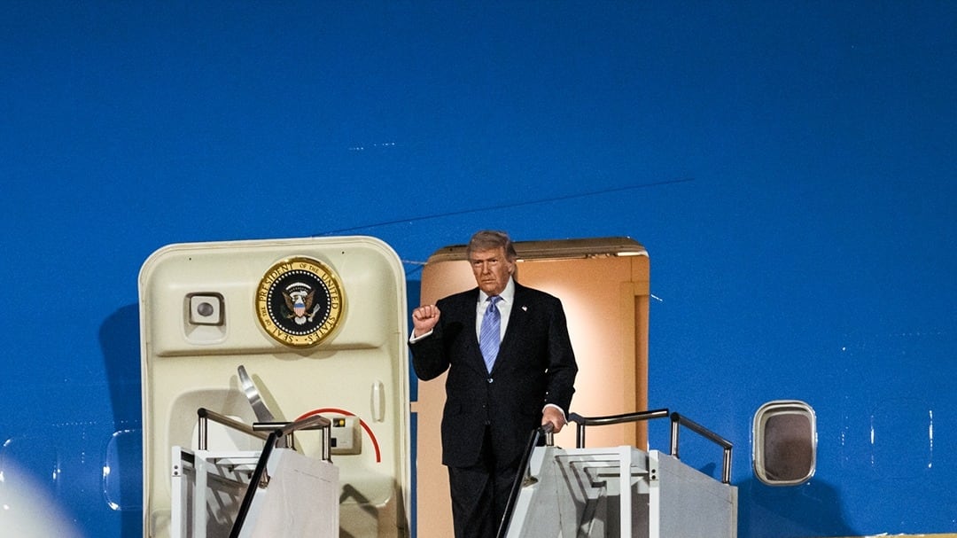 El presidente Trump llega a Beijing, China para dar inicio a una visita de estado histórica. Foto: The White House