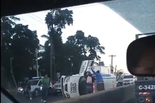 Aparatoso accidente: Taxi termina volcado en el km 20 de la Ruta al Pacífico