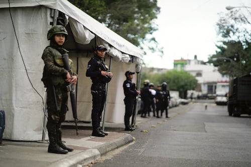 Policías gozarán un bono de Q5 mil y patrullarán acompañados de soldados