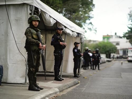 Policías gozarán un bono de Q5 mil y patrullarán acompañados de soldados