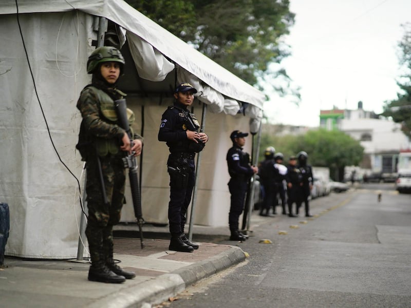 Policías gozarán un bono de Q5 mil y patrullarán acompañados de soldados