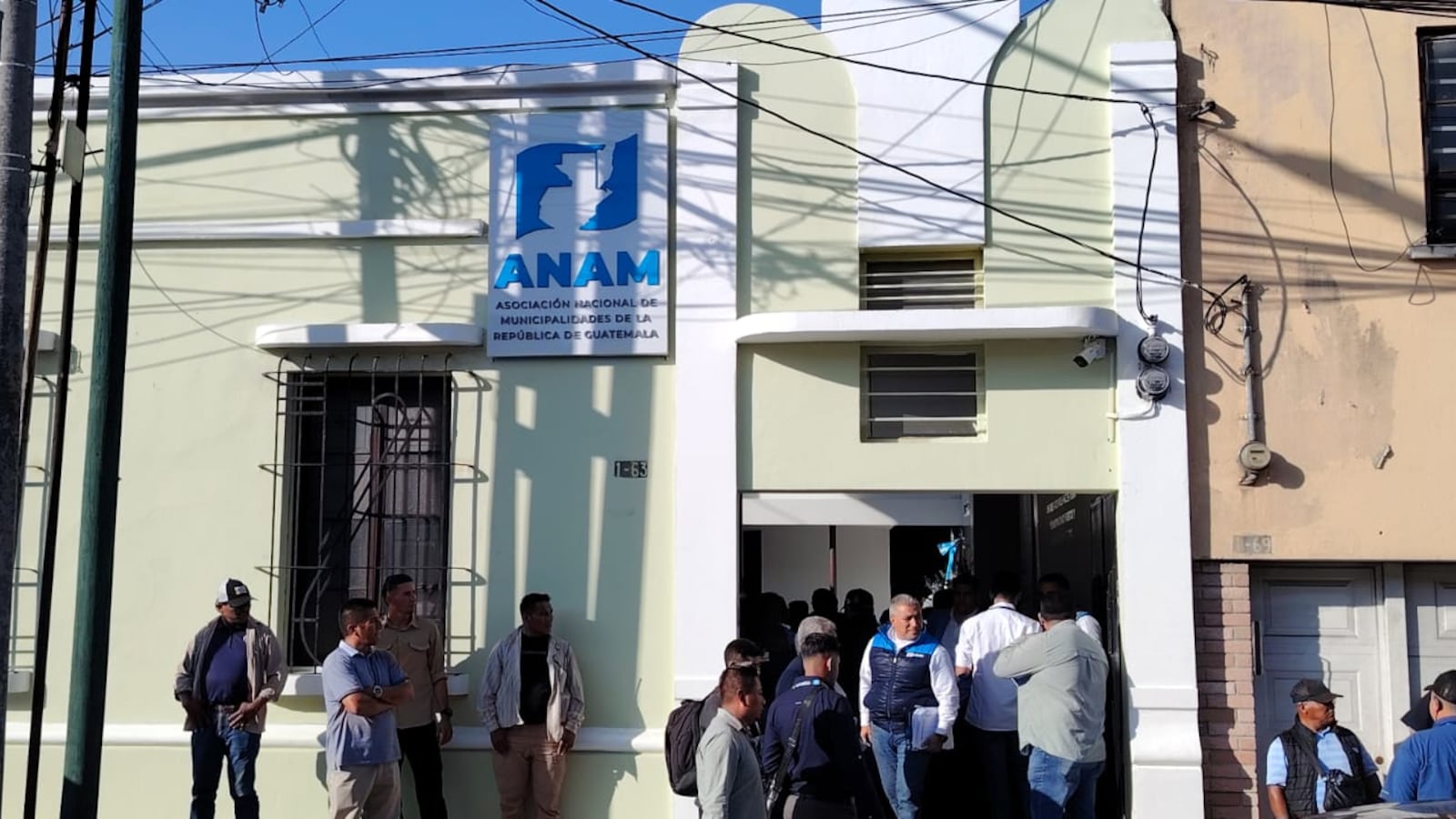 El edificio cuenta con diversas salas de reuniones, oficinas, áreas de trabajo y un centro de impresión, entre otros espacios funcionales. Foto: Stanley Herrarte