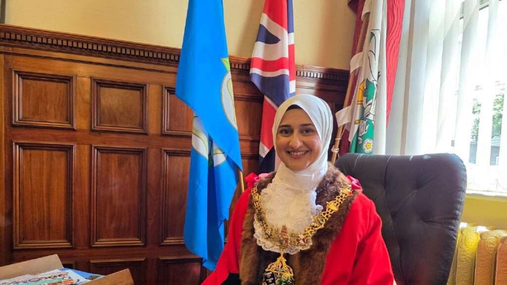 Mujer musulmana se convierte en la nueva alcaldesa de una ciudad en Inglaterra