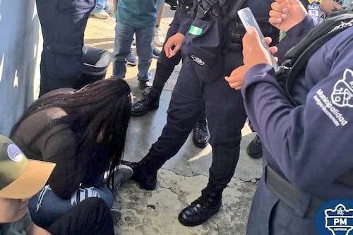 Sorprenden a presuntos carteristas robando a turistas y vecinos en Antigua