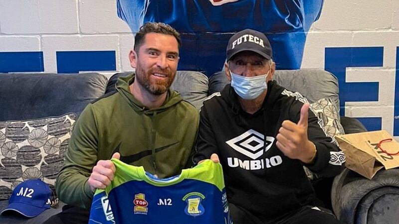 Jean Jonathan Márquez entrega presente a Jorge 'Mágico' González