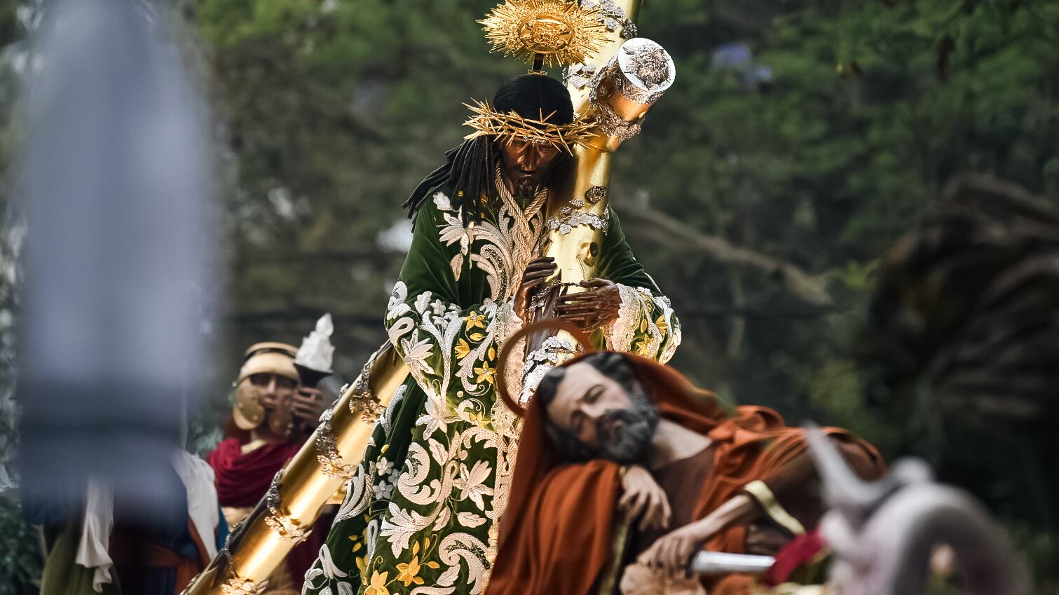 El Centro Histórico de Guatemala se viste de morado y blanco por el paso de Jesús de Candelaria