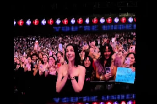 Anne Hathaway “detenida” en pleno concierto de Sabrina Carpenter en Nueva York