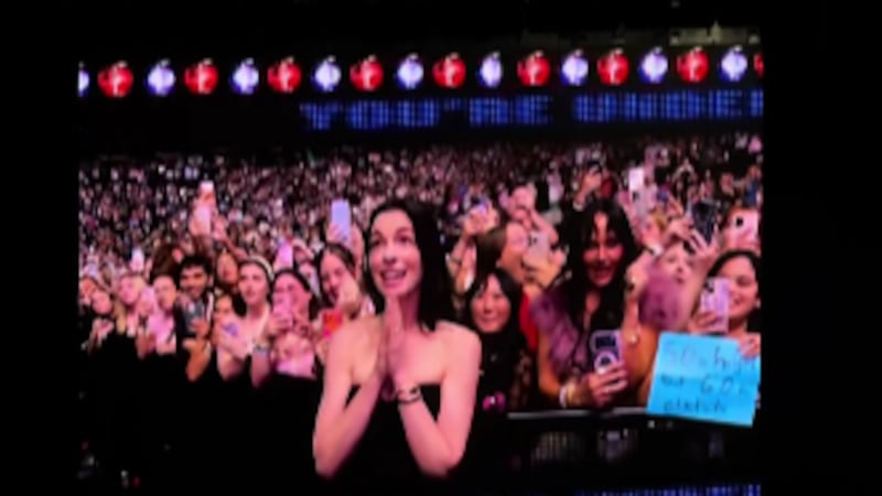 Anne Hathaway “detenida” en pleno concierto de Sabrina Carpenter en Nueva York