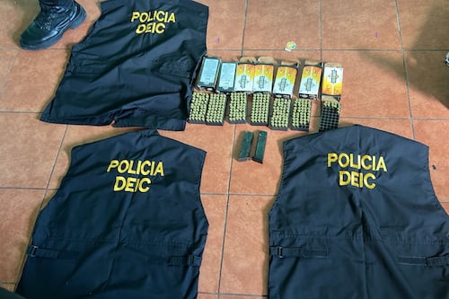 Tras allanamientos en Mixco, localizan chalecos similares a los de la PNC