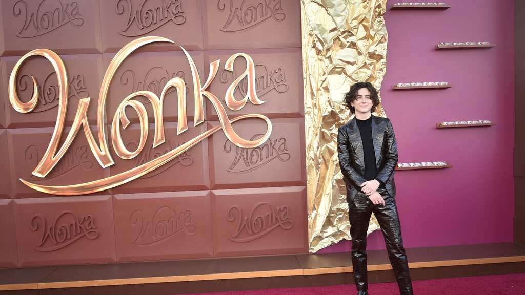 Timothée Chalamet llega al estreno de "Wonka" el domingo 10 de diciembre de 2023, en el cine Regency Village en Westwood, California. (Foto por Richard Shotwell/Invision/AP)