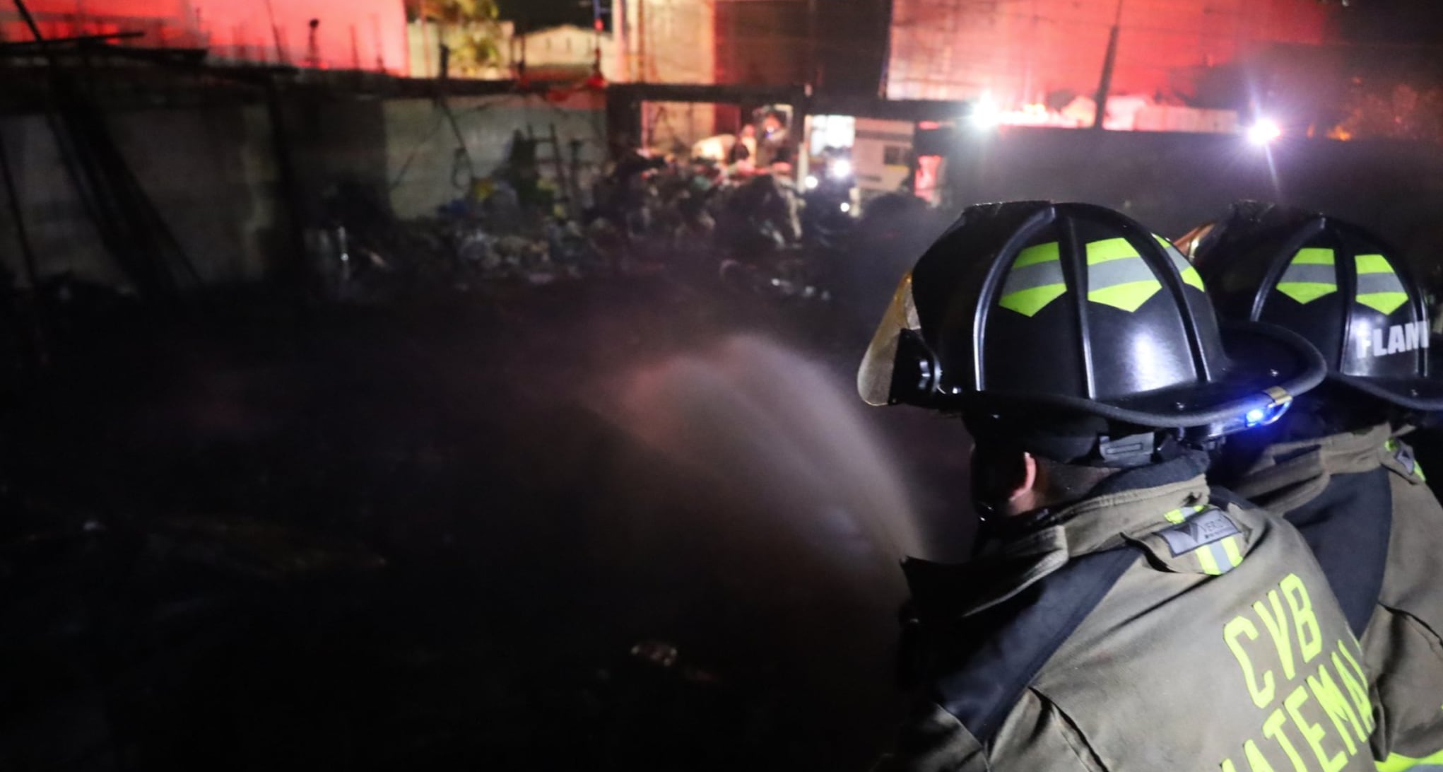 Incendio en recicladora de Villa Nueva deja daños materiales