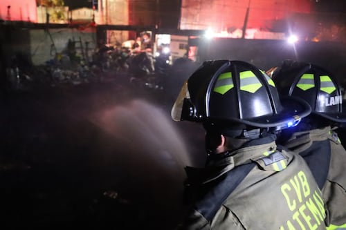 Recicladora se incendia en Villa Nueva