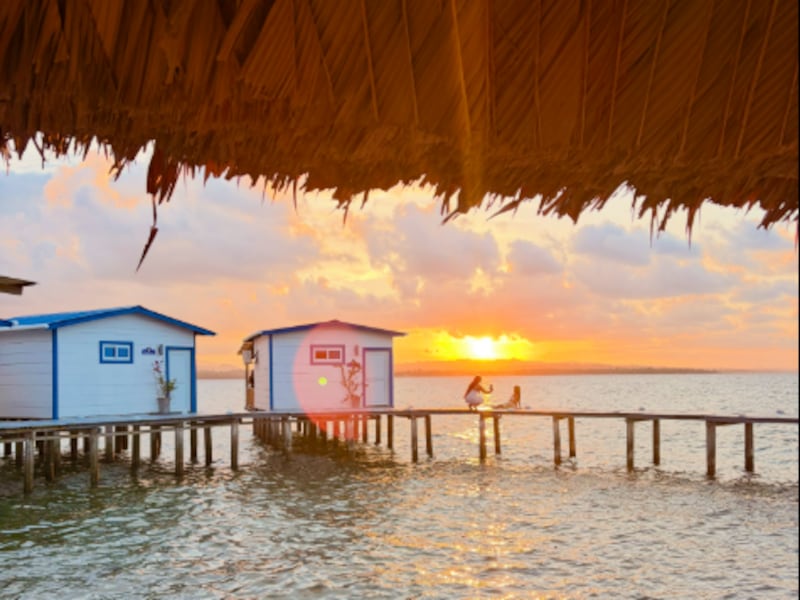 ¿Te atreverías? El rincón encantado donde las cabañas flotan sobre el agua
