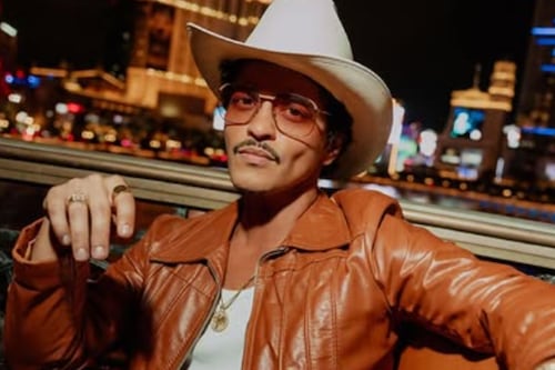 Bruno Mars estrena ‘Lo Arriesgo Todo’, versión en español de ‘Risk It All’