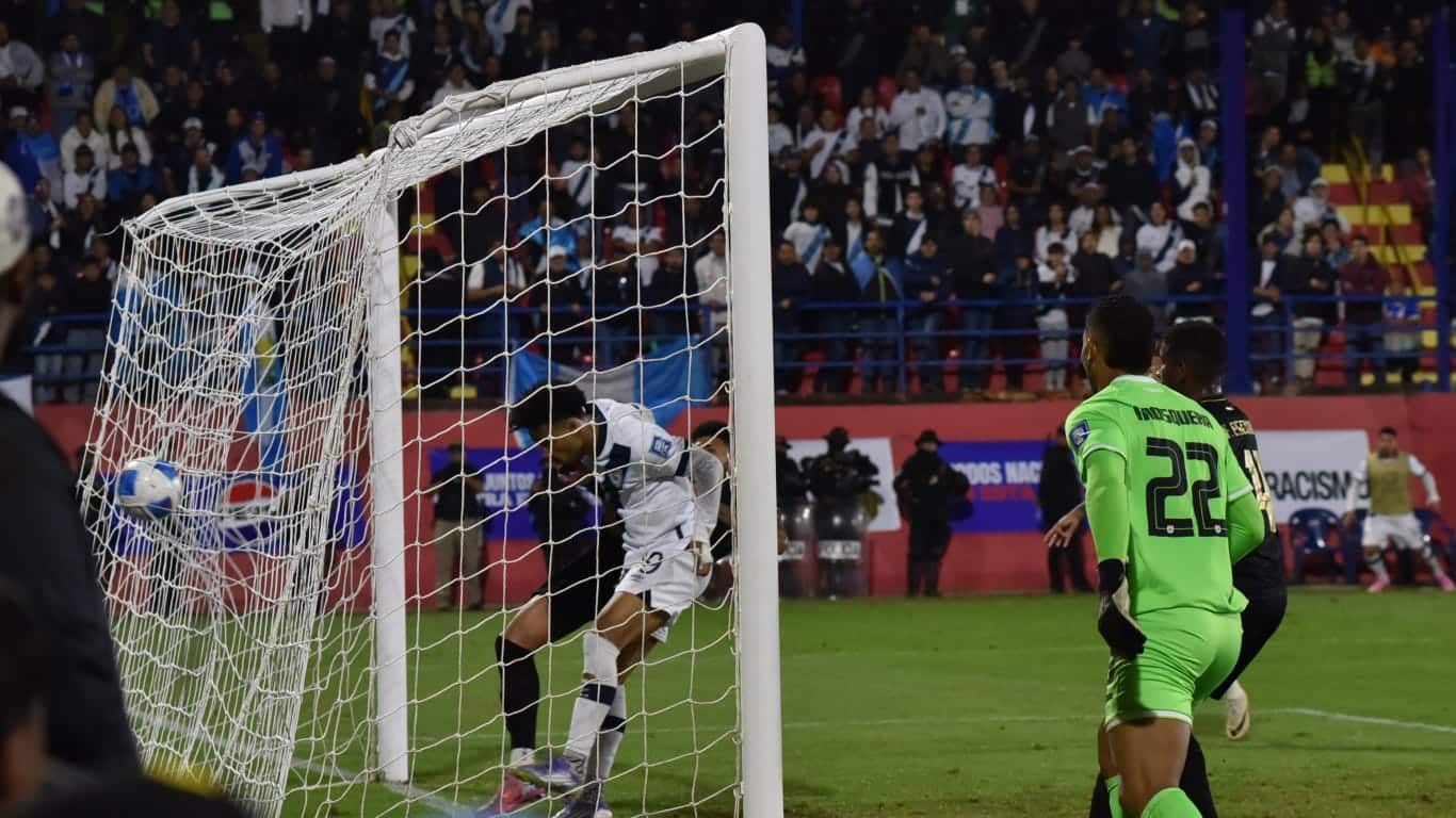 Arquímides Ordoñez descontó para Guatemala que terminó 2-3 ante Panamá. Foto: Stanley Herrarte