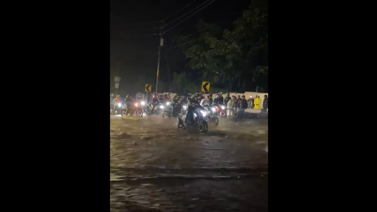 Se registran correntadas de agua en la antigua ruta a Palín. Captura de pantalla.