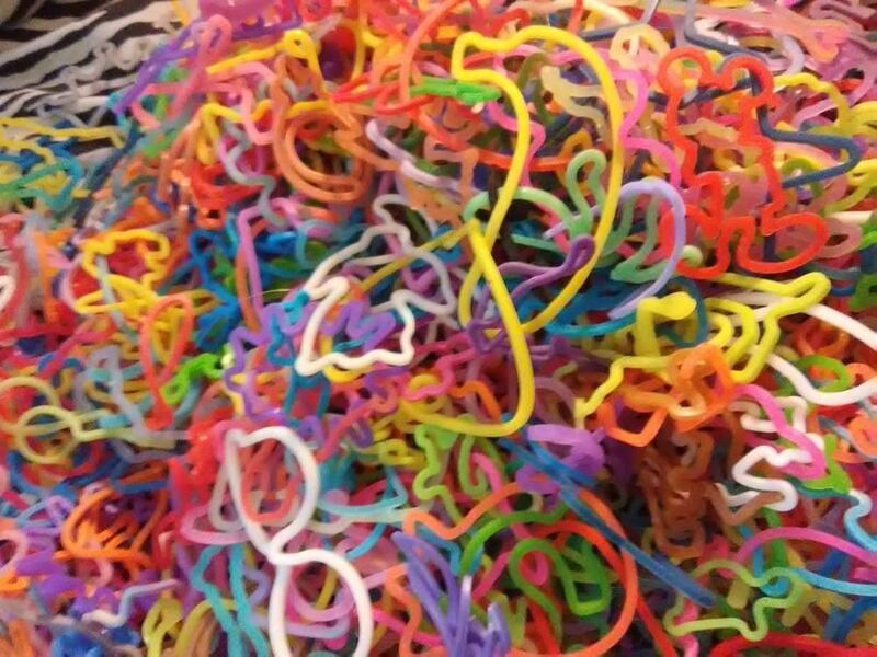 ¿Te acuerdas de las Silly Bandz? Estas pulseras con forma dominaron recreos, mochilas y amistades.
