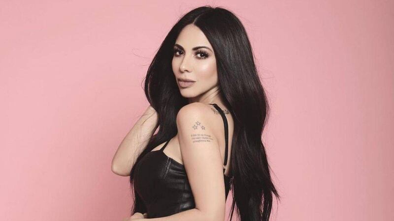 Jimena Sánchez deja ver sus voluptuosos atributos en un tropical traje de baño