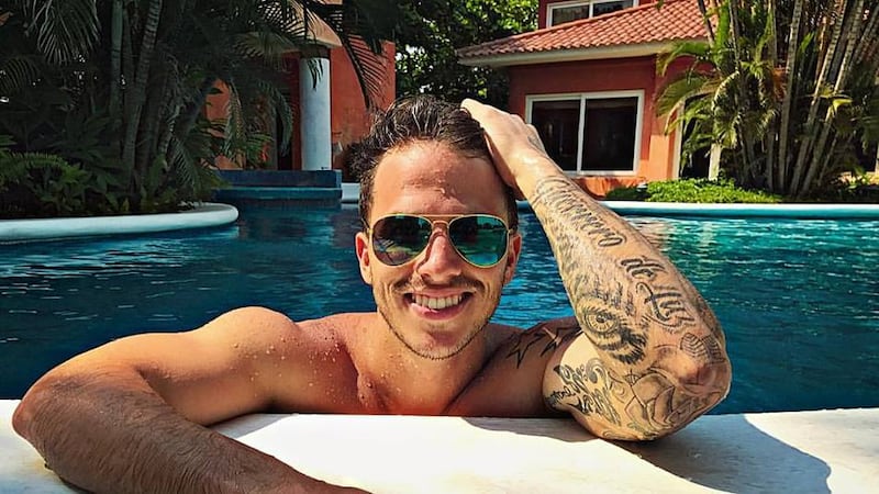 Ale Mendoza habla sobre los prejuicios de los tatuajes en su nueva canción