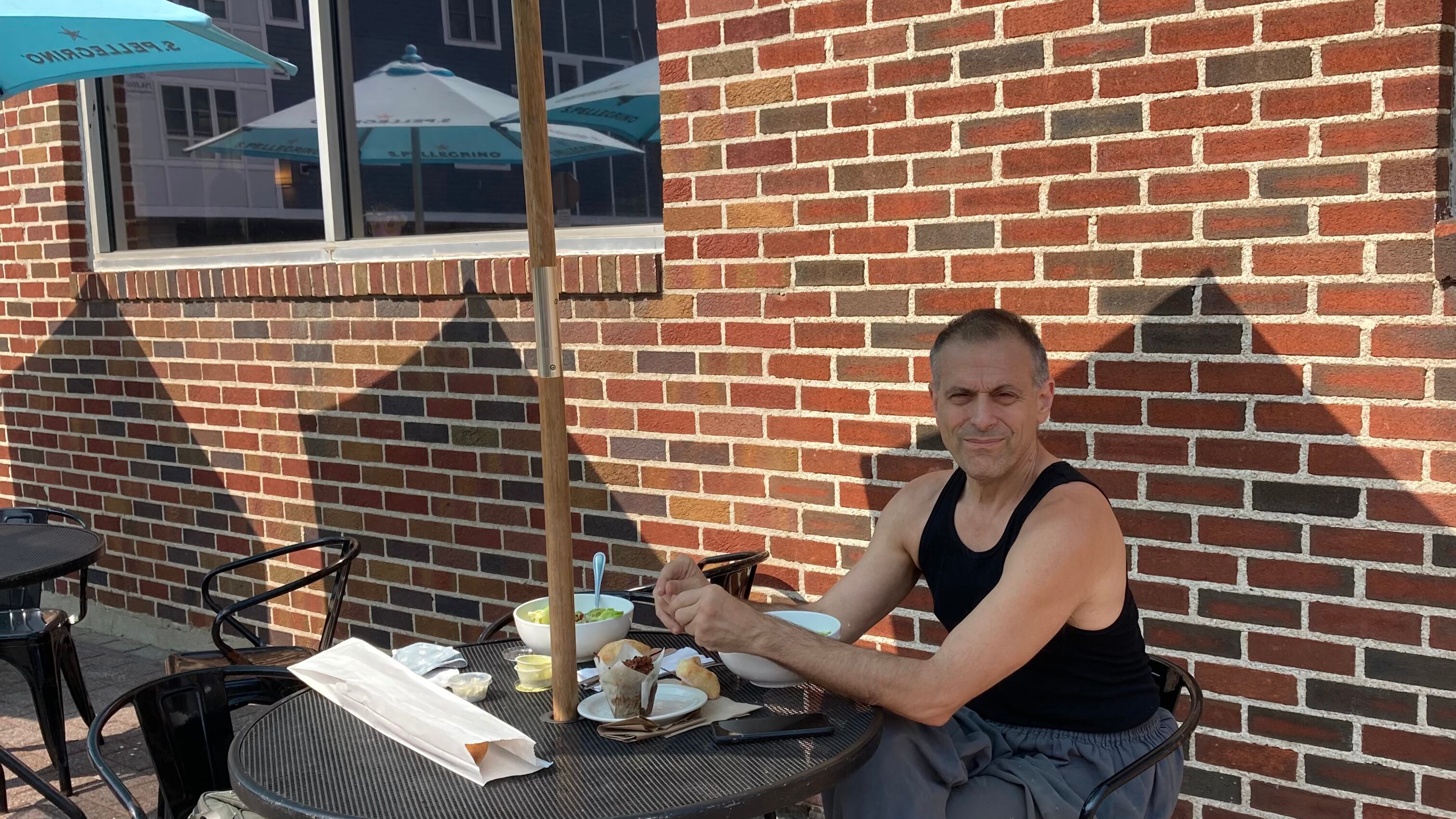 Joseph DeRuvo Jr. camina descalzo