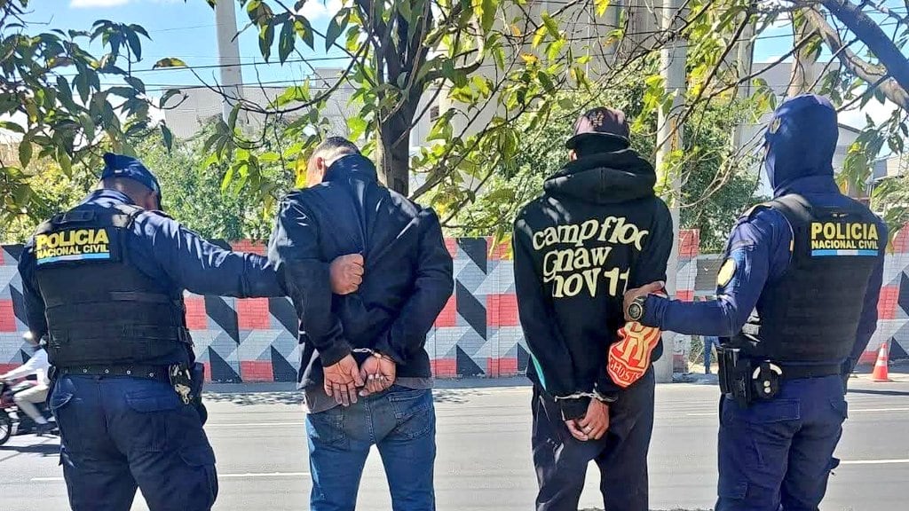 Ambos fueron trasladados a Torre de Tribunales. Foto: PNC