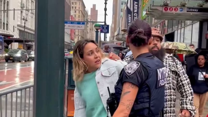 La mujer fue arrestada con aparente uso excesivo de fuerza y sin atención en español.