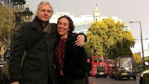 Julian Assenge y su esposa Stella Morris Assenge