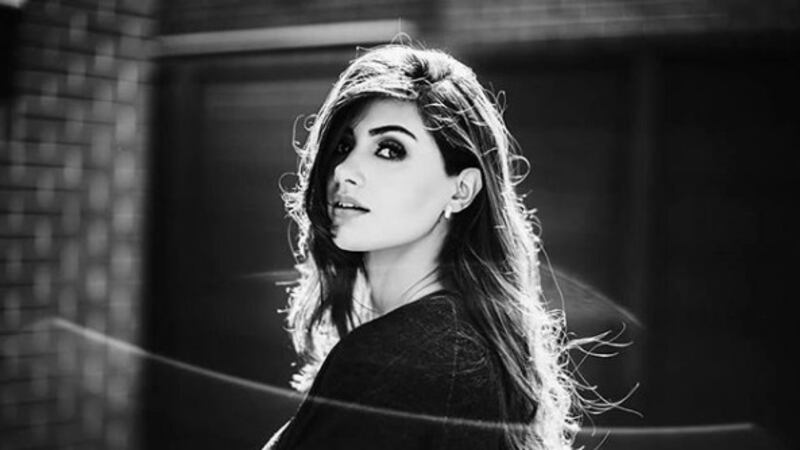 En sexy lencería de encaje, Jessica Scheel muestra su pancita a días de dar a luz