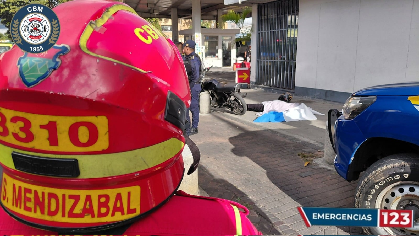 La víctima quedó tendida a un costado de una gasolinera. Foto: CBM