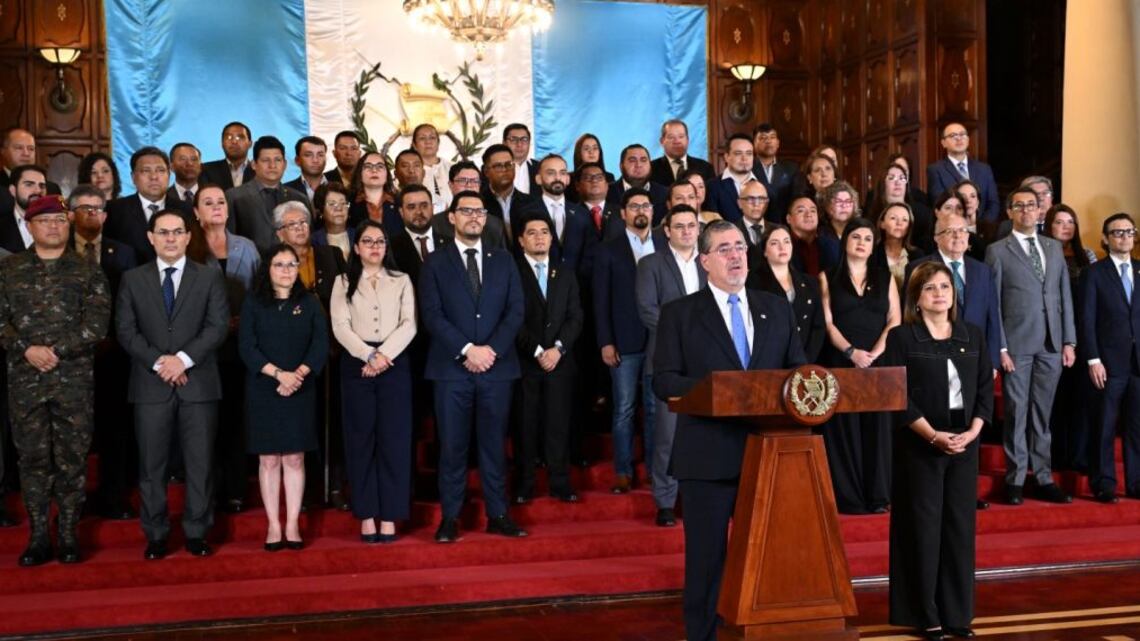 El presidente Bernardo Arévalo, junto con la vicepresidenta Karin Herrera y sus funcionarios.