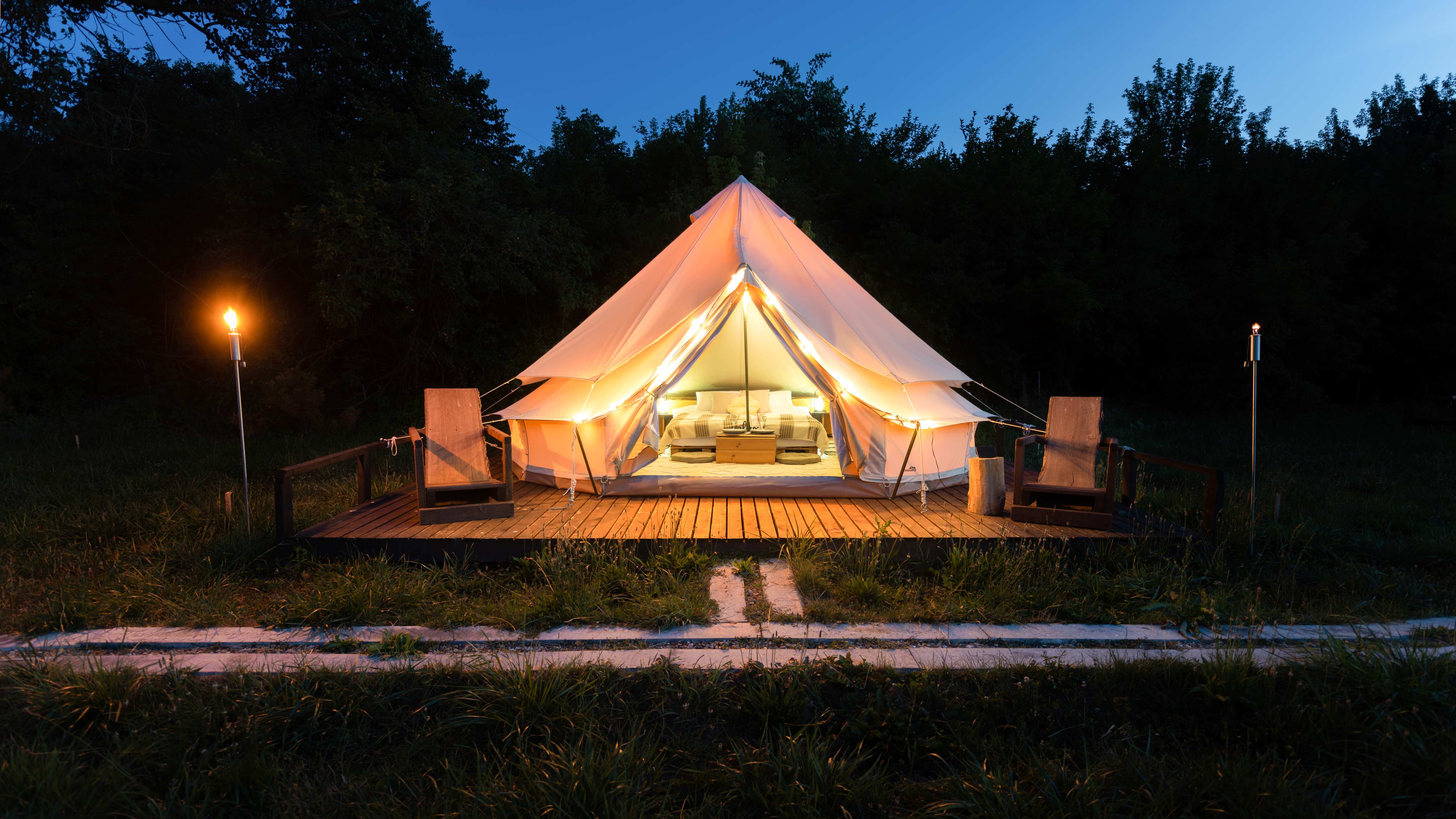 El glamping es una modalidad turística en pleno auge que busca brindar a los viajeros una experiencia con contacto cercano a la naturaleza, aunque sin renunciar a las comodidades y facilidades de un alojamiento de lujo. Foto: Freepik.