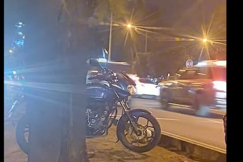 Hombre intenta escapar de asaltantes en Periférico y lo terminan empujando de su moto