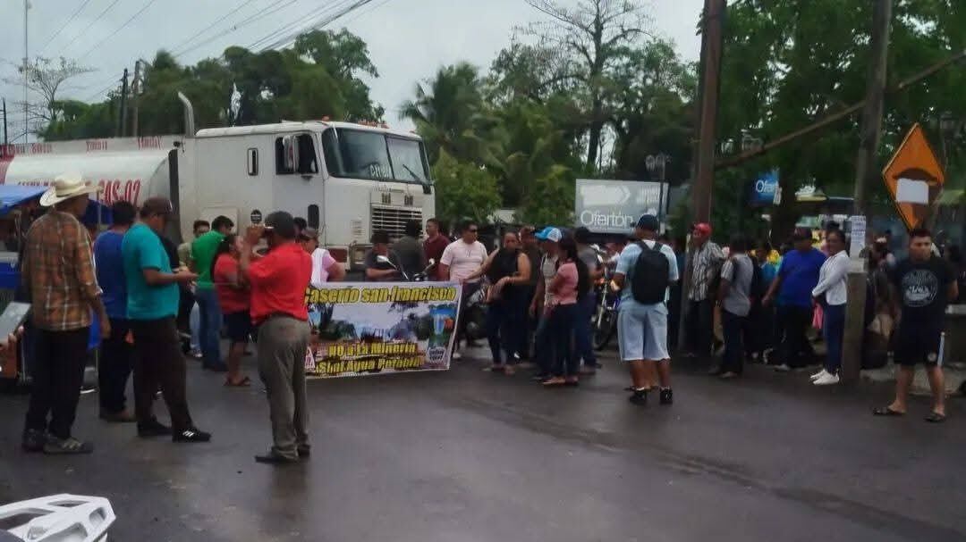 Comunidades mantienen bloqueos a la altura del kilómetro 279 en Livingston, Izabal. Foto: JJ APinedaNoticias.