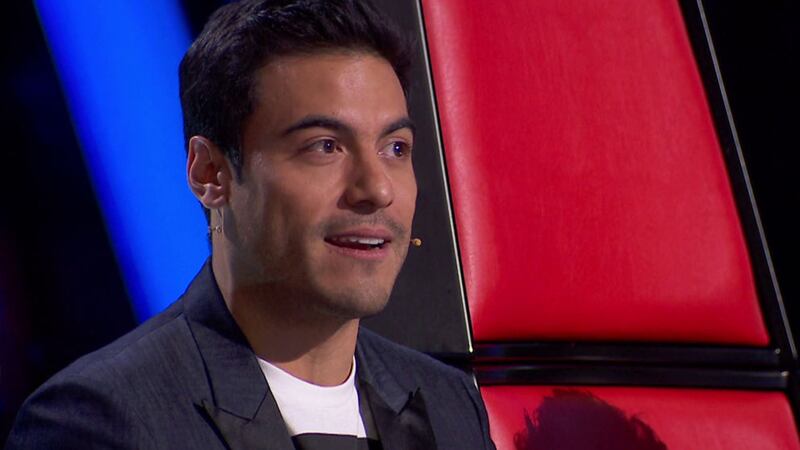 Exalumno de La Academia exhibe a Carlos Rivera y revela que se besaron y que hubo hasta “mordidita”