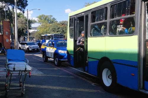 Piloto llega a estación de bomberos en emergencia; pasajero murió dentro del bus en Liberación