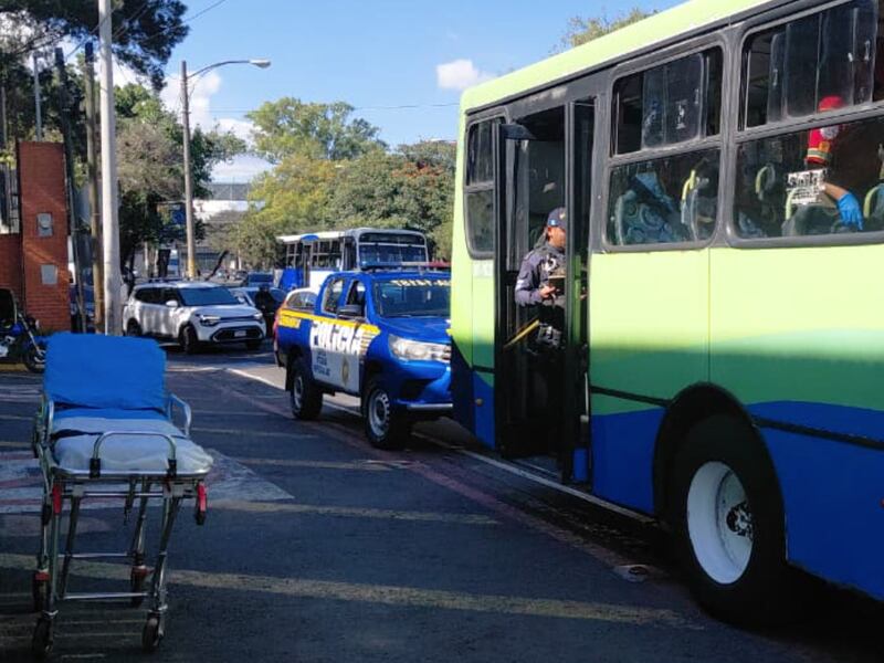 Piloto llega a estación de bomberos en emergencia; pasajero murió dentro del bus en Liberación