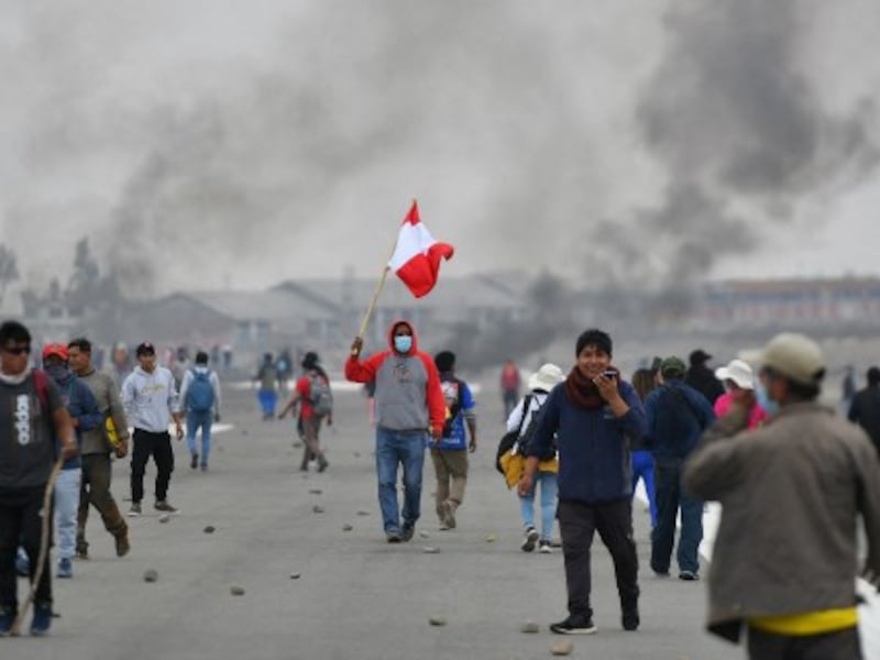 Policía retoma control de aeropuerto tras violentas protestas en Perú