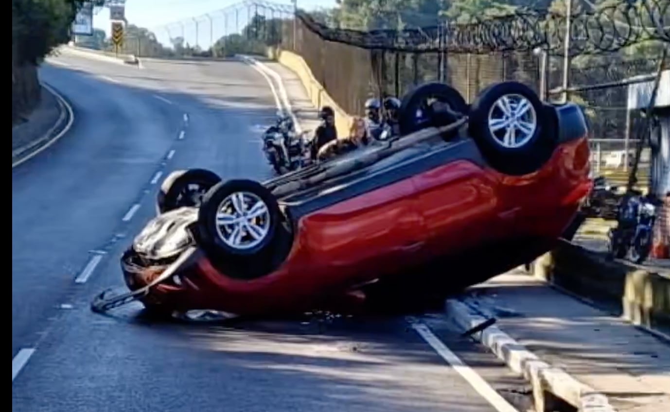 Vuelca vehículo cerca de universidad en zona 16