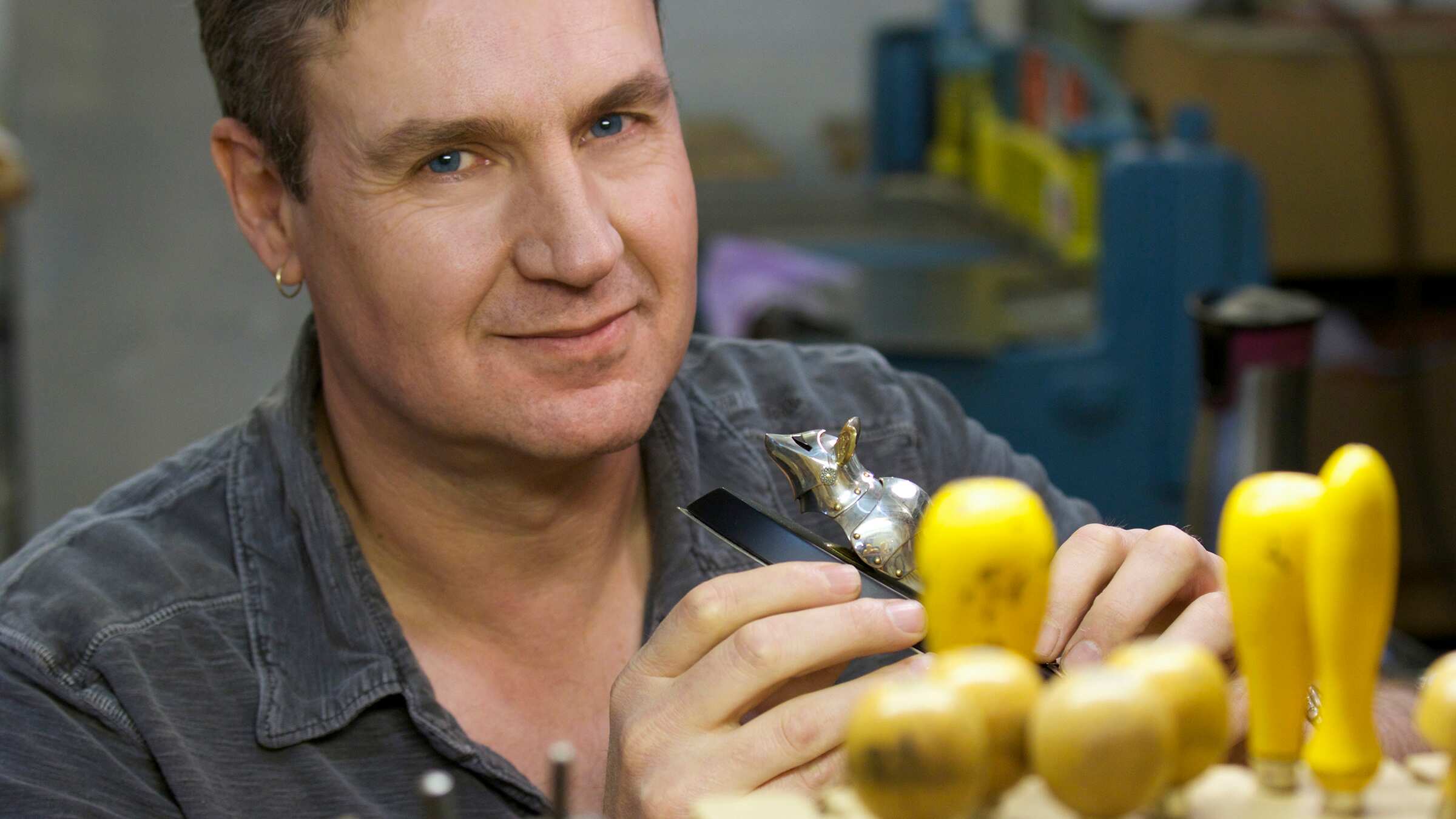 Jeff de Boer con armaduras para gatos y ratones