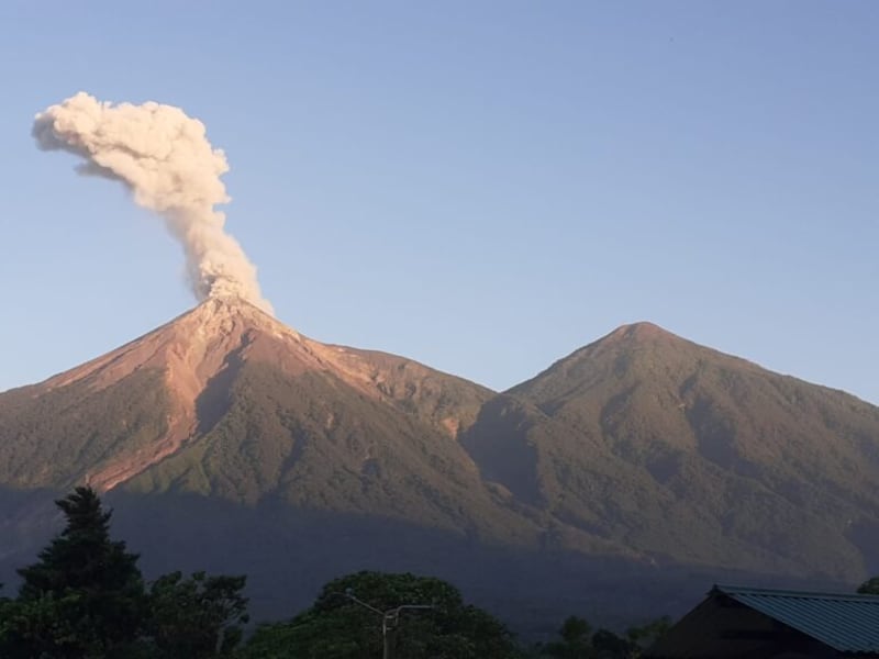 ¡Explosiones en el volcán de Fuego! Conred informa sobre la actividad del coloso