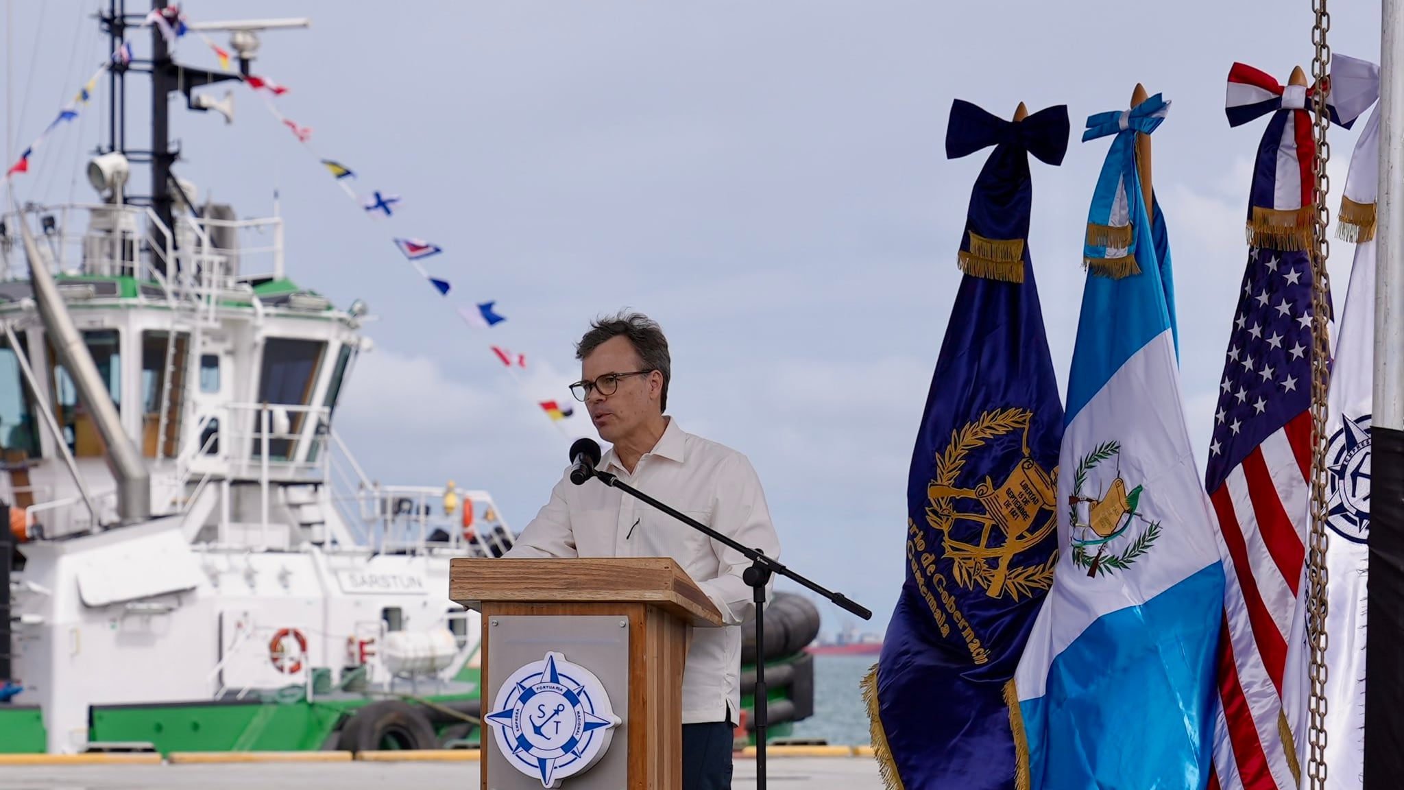 El encargado de negocios de Estados Unidos, John Barrett, en Izabal.