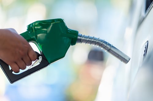 Precios de combustibles en El Salvador marcan diferencia de hasta Q12 por galón