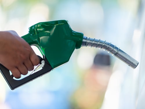 Precios de combustibles en El Salvador marcan diferencia de hasta Q12 por galón