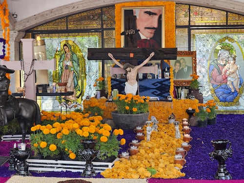 Fans mantienen la tradición de visitar la tumba de Vicente Fernández cada Día de Muertos