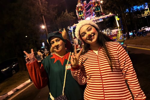 Color, música y espíritu navideño: así brilló el Desfile Navideño de los Bomberos Voluntarios
