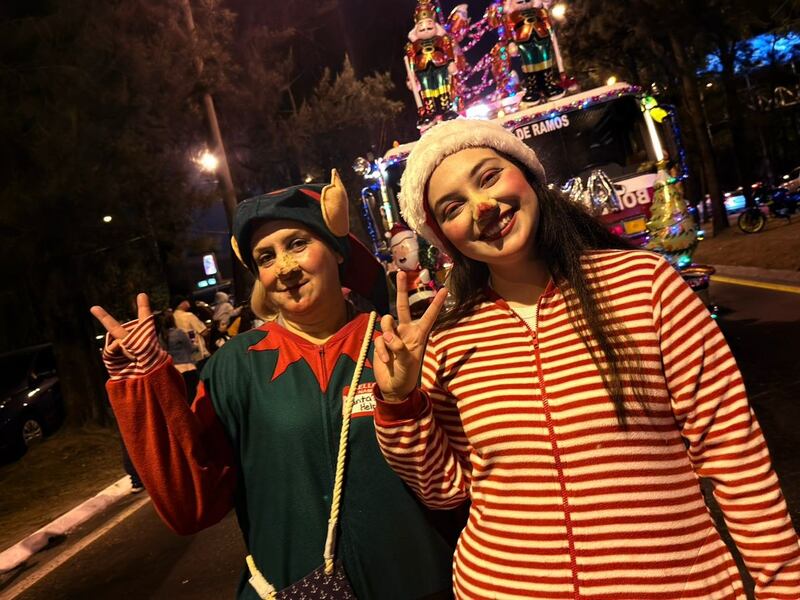 Color, música y espíritu navideño: así brilló el Desfile Navideño de los Bomberos Voluntarios