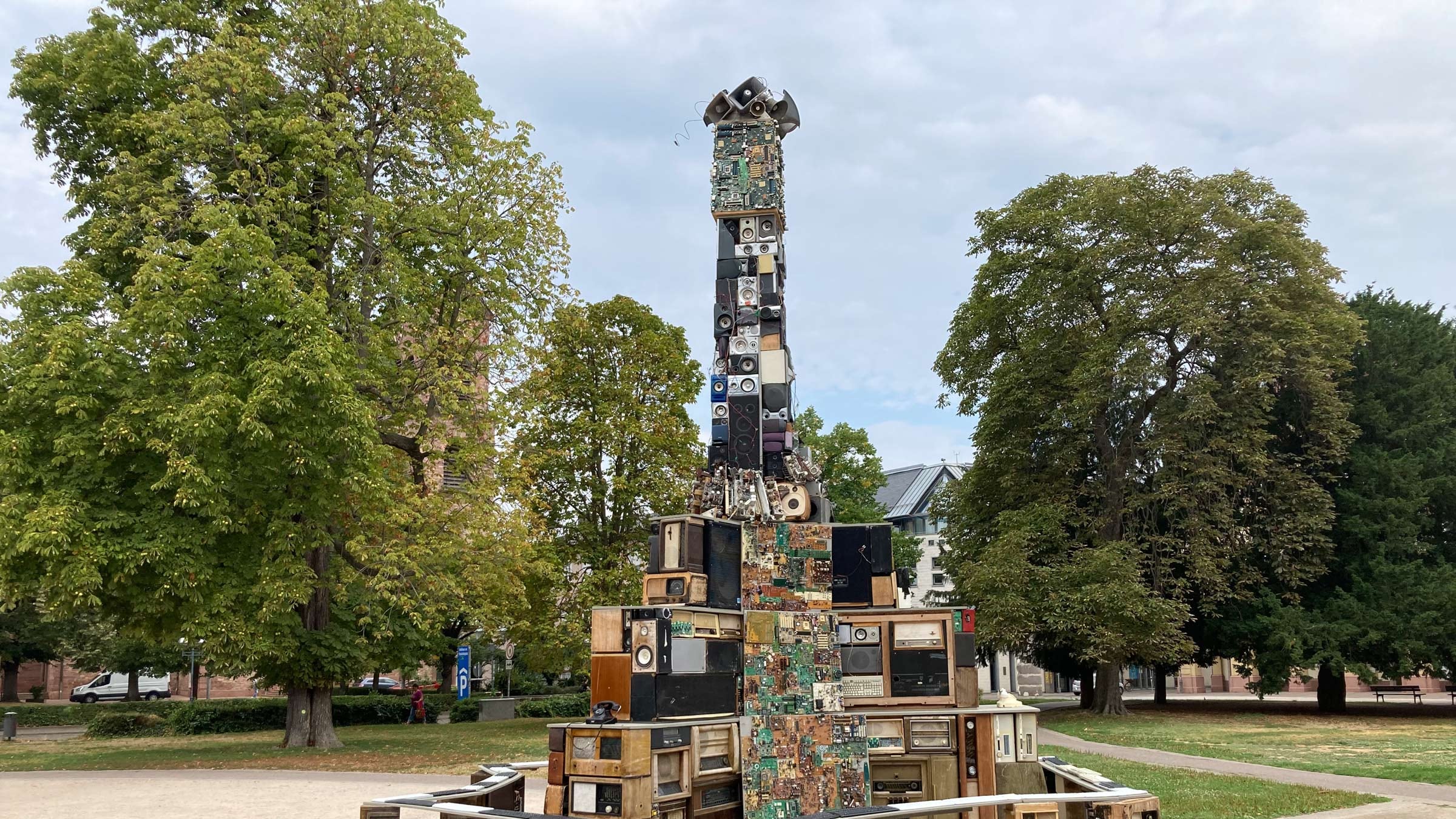 El artista alemán Benoît Maubrey ha dedicado más de cuatro décadas a transformar altavoces desechados en esculturas monumentales e interactivas. Foto: Benoit Maubrey.
