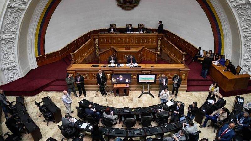 Tras bloqueo, diputados opositores vuelven al Parlamento de Venezuela