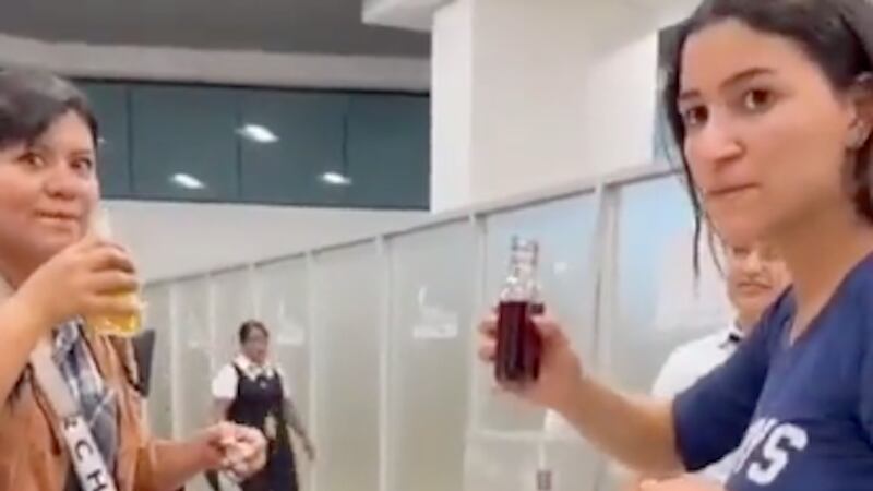 Turistas colombianas se hacen virales por beberse su botín de licor